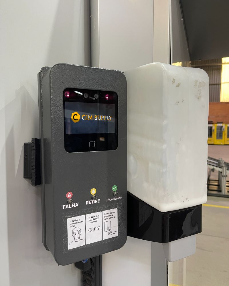 CIM BioShield instalado: terminal com reconhecimento facial ao lado do dispenser de creme protetor