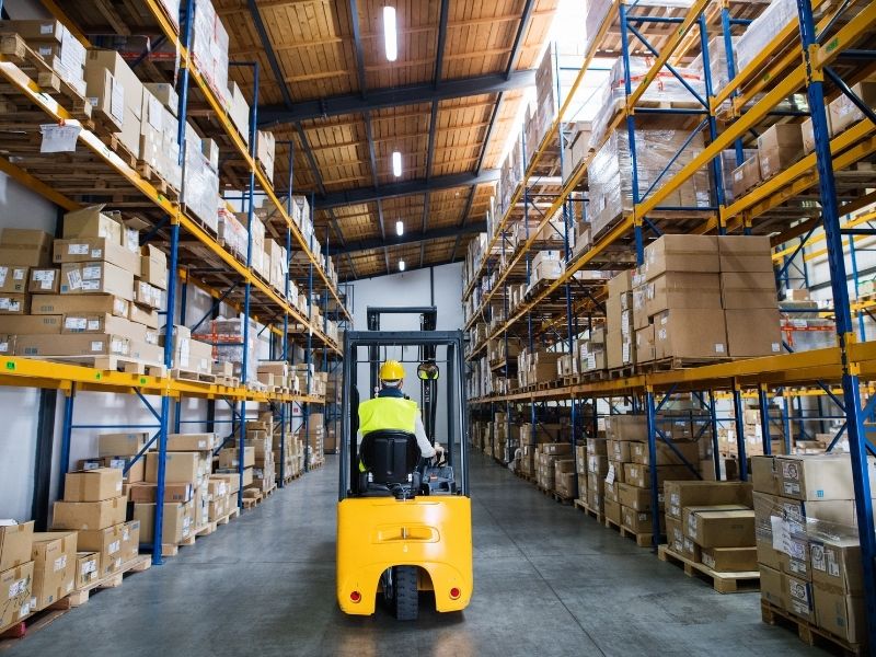Ponto de retirada de EPI abastecido pela CIM Supply dentro da fábrica